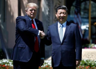 De visita. Donald Trump (izq.) recibió en Florida al presidente de China, Xi Jinping.