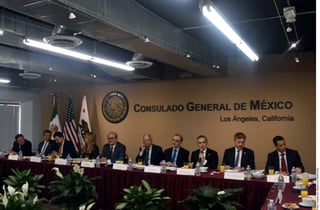 En pos de cooperación. La delegación de siete mandatarios de la Conago se reunió con el gobernador de California, Jerry Brown.