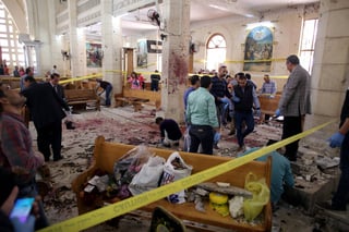 Cruel. Elementos de seguridad e investigadores levantan las evidencias, luego de la bomba que estalló en la catedral de San Jorge.
