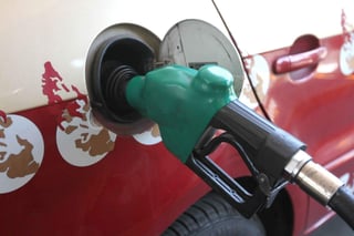 El precio de la gasolina Magna será de .08 (+@@IMAGE1@@.01), el de la Premium será de .80 y el del diésel de .01. (ARCHIVO)