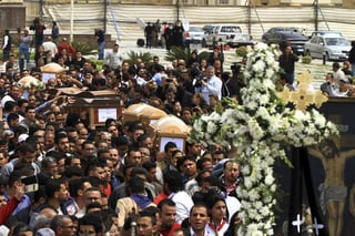 Luto. Egipto despidió  a las víctimas mortales de los atentados terroristas que golpearon el domingo las catedrales coptas.