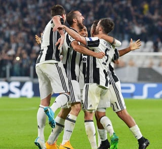 Ya en la segunda parte, el defensa Giorgio Chiellini, tras cabecear un córner, marcó el tercer gol del Juventus para cerrar un marcador que podría ser definitivo para el Barcelona. (EFE)