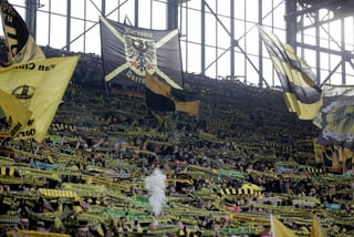 Los aficionados del Borussia Dortmund dieron asilo a los del Mónaco tras la postergación del juego de hoy. (Archivo)
