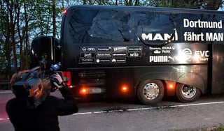 Los explosivos dañaron el autobús que transportaba al Borussia Dortmund. (Fotografía de AP)