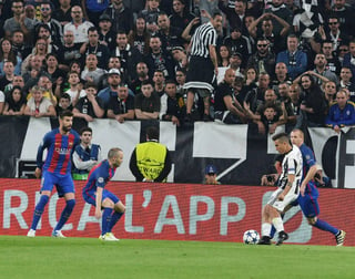 Paulo Dybala definió un par de tiros al arco para la Juventus. Dybala pone en aprietos el Barcelona