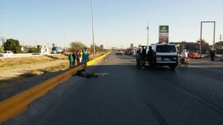 El hombre de 37 años fue arrollado al incorporarse a uno de los carriles del Bulevar Ejército Mexicano. (EL SIGLO DE TORREÓN) 