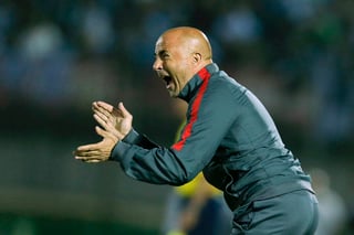 El club español, que fichó esta temporada al exentrenador de la selección chilena, recordó que Sampaoli tiene contrato con el Sevilla hasta el 30 de junio de 2018, y advirtió que sería 'inaceptable' que Tapia se reúna con el entrenador.