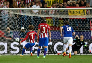 Antoine Griezmann marcó de penal el tanto de la victoria. Con dudoso penal, Atlético de Madrid  vence a Leicester