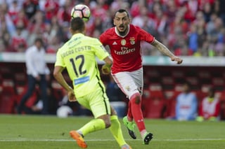Mitrogou (d) se enfrenta a Édgar Costa, del Marítimo, durante su partido de la Liga lusa. Benfica se mantiene en la cima de su liga