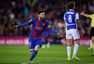Lionel Messi anotó dos goles en la victoria del Barcelona 3-2 sobre la Real Sociedad. (AP)