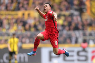 Marco Fabián anotó un golazo para marcar el 1-1 momentáneo frente al Borussia Dortmund. (AP)