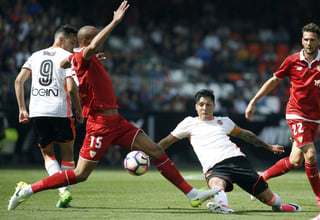 Muy disputado estuvo el encuentro entre Sevilla y Valencia. Con el empate, los dirigidos por Sampaoli se alejaron a tres puntos del Atlético de Madrid, tercer lugar del torneo. (EFE)