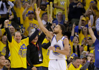 Con una buena actuación de Stephen Curry, los Warriors derrotaron 121-109 a Portland en el primer juego de la serie. (AP)