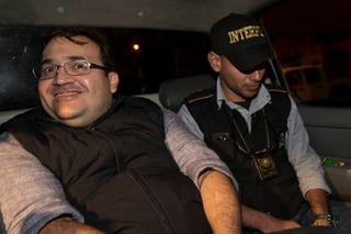 Sonríe. Durante su trasladado y en la estación de la Policía Nacional Civil guatemalteca, Javier Duarte se mostró relajado y sonriente.