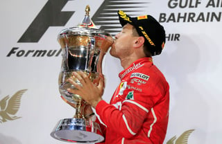 Vettel completó las 57 vueltas al circuito de 5,4 kilómetros en una hora, 33 minutos y 53 segundos. Triunfó por tercera vez en Bahrein. (AP)