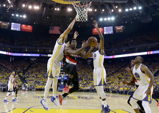 Kevin Durant y Stephen Curry combinaron 32 y 29 puntos, para la victoria de Warriors ante Trail Blazers. (AP)