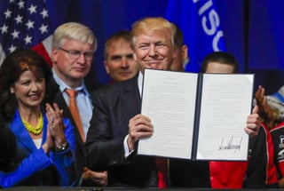 Decisión. Donald Trump firmó una orden ejecutiva que instruye a las agencias federales revisar los programas que permiten traer a Estados Unidos a extranjeros altamente calificados.