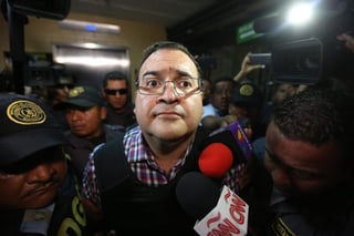Javier Duarte arribó esposado y portando un chaleco antibalas. (EFE)