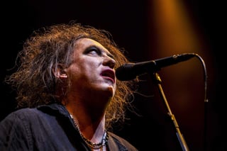 El músico británico Robert Smith, líder y vocalista del grupo de rock The Cure, cumple este viernes 58 años de vida. (ARCHIVO)