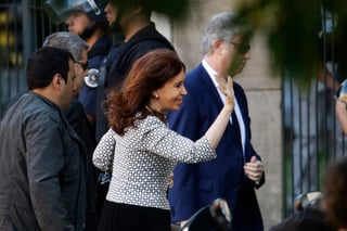 Fernández de Kirchner tuvo que pedir permiso judicial para poder salir del país, ya que enfrenta dos procesamientos judiciales y hay varias causas abiertas en su contra. (ARCHIVO)