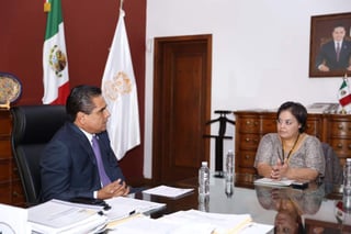 Este jueves, Maribel se entrevistó con el gobernador Silvano Aureoles, quien le ofreció un paquete de ayuda integral. (TWITTER)
