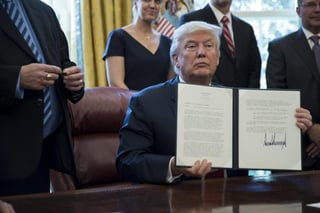 En un acto en el Despacho Oval, Trump firmó un memorando relacionado con el artículo 232 de la Ley de Expansión Comercial de 1962, que otorga al presidente estadounidense autoridad para fijar barreras o aranceles a las importaciones de ciertos productos por razones de seguridad nacional. (EFE)