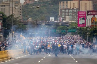 Reclamo. Cientos de opositores exigen la renuncia de Nicolás Maduro a la presidencia. 