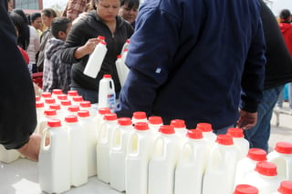 Problemática. Se incrementan las afectaciones, según los productores por no poder colocar la leche. (ARCHIVO)