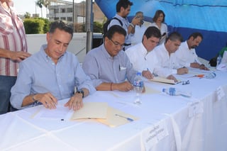 Compromisos. De izquierda a derecha: Guillermo Anaya, Javier Guerrero, José Ángel Pérez, Miguel Riquelme y Luis Horacio Salinas, ayer durante la firma de los 10 compromisos propuestos por organizaciones de la sociedad civil.