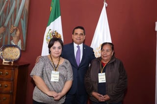Apoyo. Maribel Trujillo se entrevistó ayer con el gobernador de
Michoacán, Silvano Aureoles, quien le ofreció ayuda.