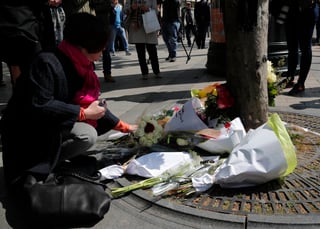 Solidarios. Varias personas dejaron flores en el lugar en el que fue asesinado un policía en París. (AP)