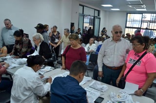 Programa. Realizan trámite de Más 65, unos seis mil adultos mayores en Torreón. (EDITH GONZÁLEZ)