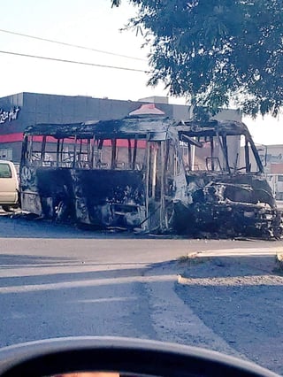 A través de redes se han compartido imágenes de la quema de vehículos. (TWITTER)