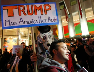 Queja. Juan Escalante, del grupo America’s Voice, estuvo en una protesta en contra de Trump por las últimas deportaciones. (AP)