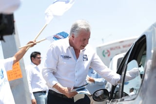 Volanteo. Jorge Zermeño, candidato del PAN a la alcaldía, entrega un volante a un automovilista. (EL SIGLO DE TORREÓN)