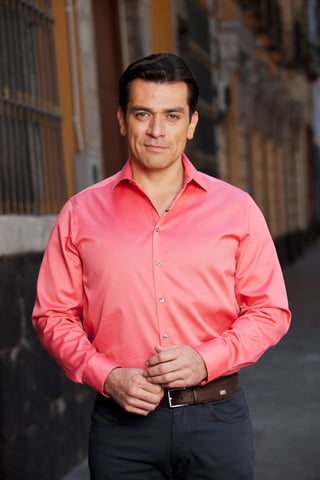 Personaje. El actor participa en el filme Pequeño gran hombre, donde comparte créditos con Fernanda Castillo.