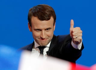 “A partir de ahora tengo que unir más ampliamente y reconciliar a nuestra Francia para ganar en quince días y presidir nuestro país”, declaró Macron. (AP)