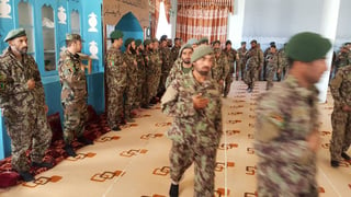Recuerdan. Militares afganos realizaron una oración por sus compañeros en una mezquita.