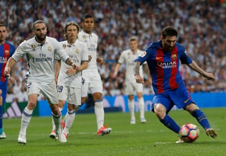 Lionel Messi anotó el tercer gol en la última jugada del encuentro de ayer, en el Santiago Bernabéu. (AP)