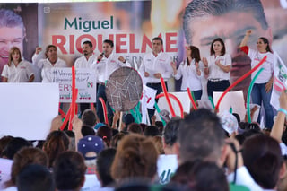 Gira. El candidato del PRI Miguel Riquelme en campaña. (Fernando Compeán)
