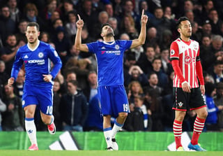 Tras siete juegos sin anotar, Diego Costa (c) se hizo presente en la goleada del Chelsea 4-2 sobre Southampton. (EFE)