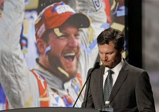 Dale Earnhardt, de 42 años, ha recibido el premio al piloto más popular de la NASCAR en 14 ocasiones. Tiene 26 triunfos en la serie Cup, incluyendo sus dos títulos en la Daytona 500. (AP)