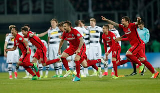 Eintracht Frankfurt derrotó en penales al Borussia Monchengladbach y se enfrentará en la final de la Copa de Alemania al vencedor del duelo entre Bayern y Borussia Dortmund. (EFE)
