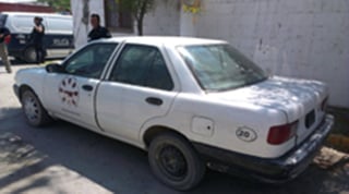 Asegurado. Agentes preventivos de Gómez Palacio aseguran taxi que contaba con reporte de robo.