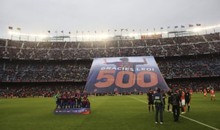 'Gracias Leo, 500 goles', se pudo leer en una inmensa pancarta con una imagen de fondo del argentino celebrando un tanto con los brazos señalando al cielo. (EFE)

