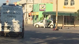 Versiones preliminares señalan que los sujetos desconocidos que atacaron a tiros el auto, iban por un agente de Seguridad Pública de Cancún, quien se encuentra comisionado en el municipio de Puerto Morelos, al sur de este centro vacacional. (TWITTER)
