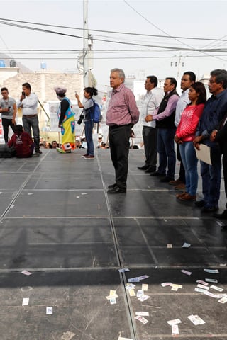En su contra. Algunas personas le lanzaron billetes falso a Andrés Manuel López Obrador.