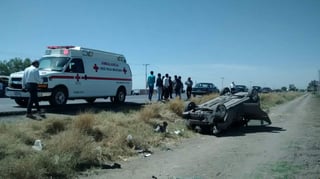 Testigos detallaron que la unidad iba en dirección a Torreón, cuando el chofer perdió el control debido al exceso de velocidad y se salió del camino, donde volcó hasta quedar con las ruedas hacia el cielo. (EL SIGLO DE TORREÓN)
