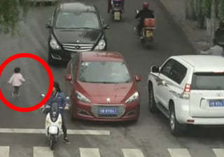 Una niña se salva de ser atropellada en pleno tráfico