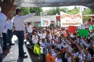 Campaña. Miguel Ángel Riquelme Solís, candidato del PRI y de la coalición 'Por un Coahuila Seguro', estuvo en Palaú. (CORTESÍA)